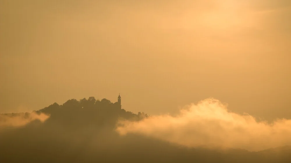 zwischen Wolken - fotokunst von Monika Schwager