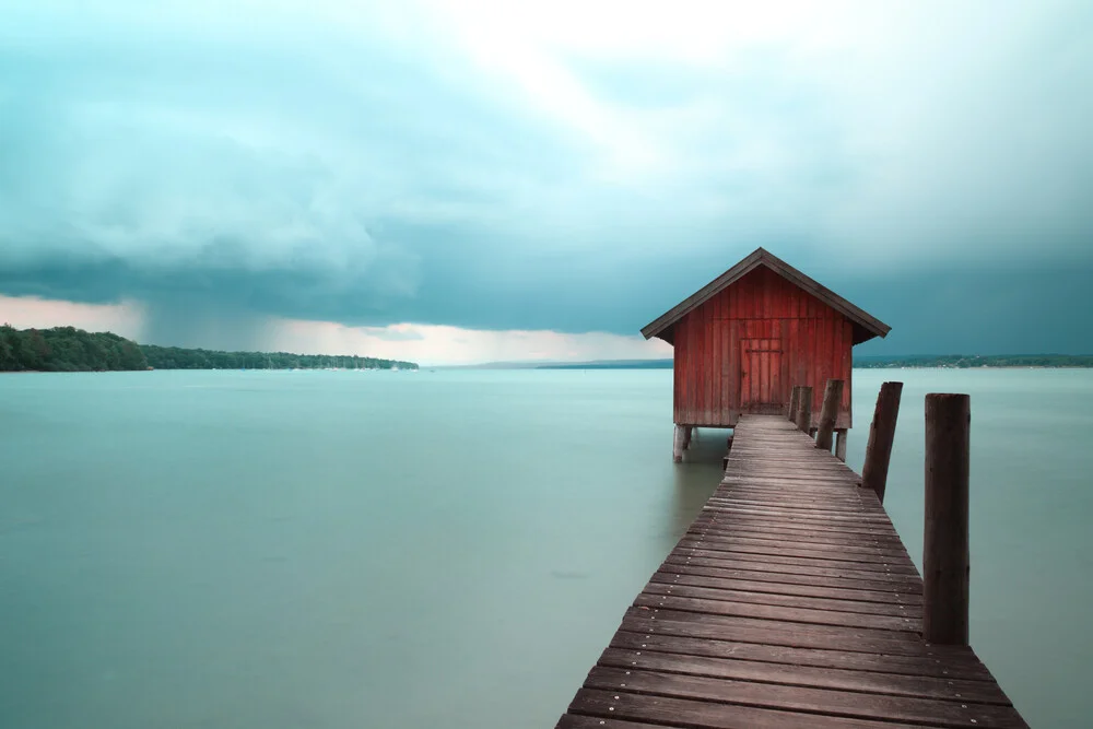 Bootshaus und Gewitter - fotokunst von Franz Sussbauer