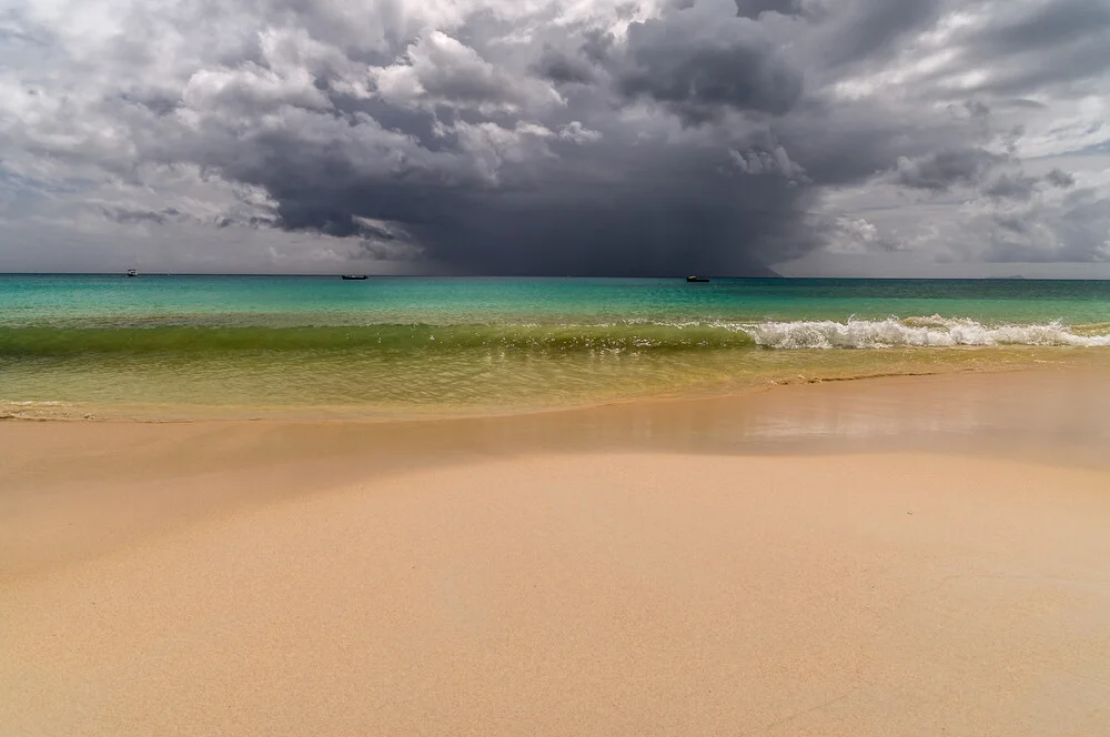 Monsunwolken über Silhouette (Seychellen) - fotokunst von Ralf Germer