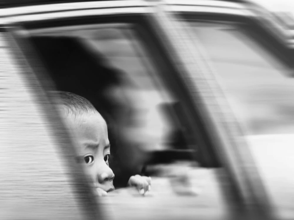 Ein kleiner Junge schaut aus dem fahrenden Auto, Cameron Highlands - fotokunst von Ursula Fleiß, Foto - Fuks