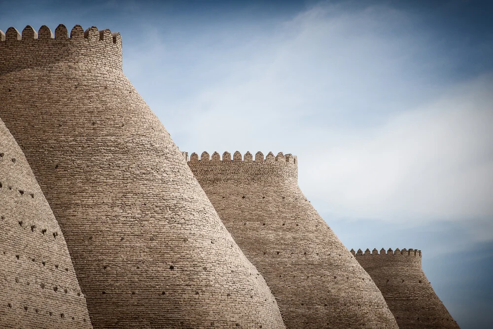 Stadtmauer in Buchara - fotokunst von Jeanette Dobrindt