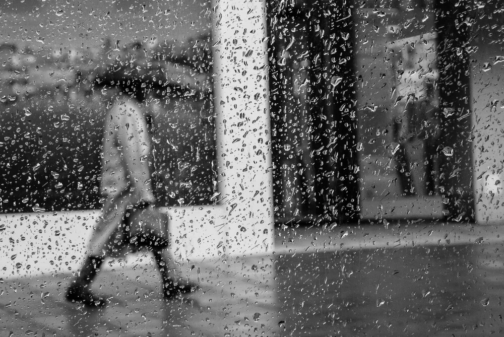 walking in the rain - fotokunst von Sascha Hoffmann-Wacker