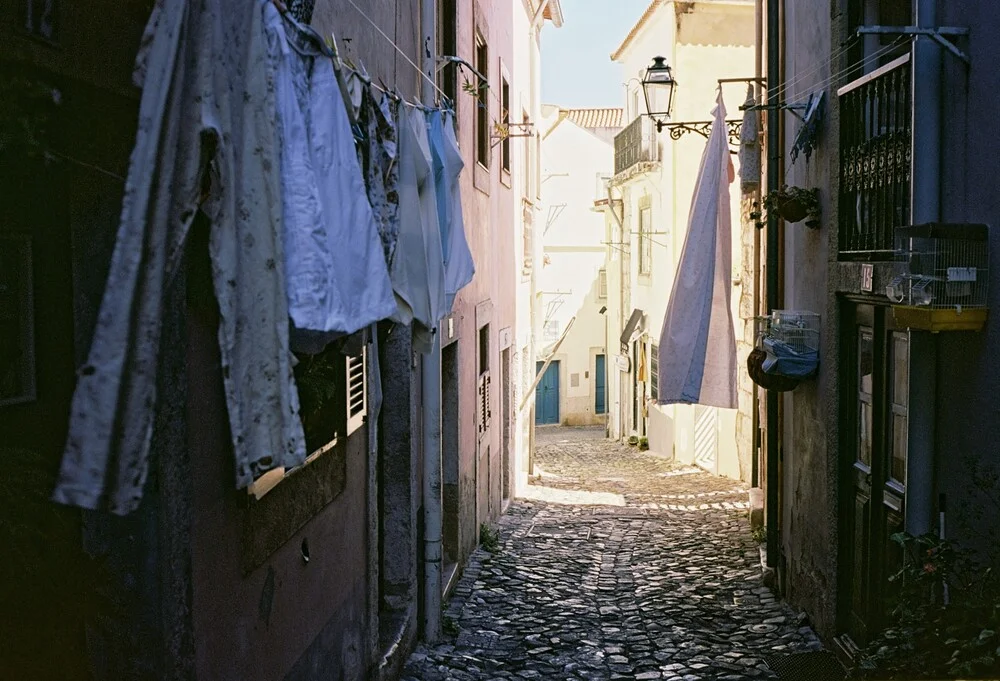 Gassen von Lissabon - fotokunst von Christian Kluge