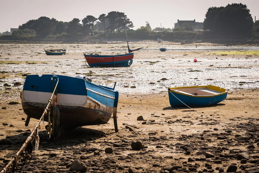 Boote bei Ebbe - fotokunst von Monika Schwager