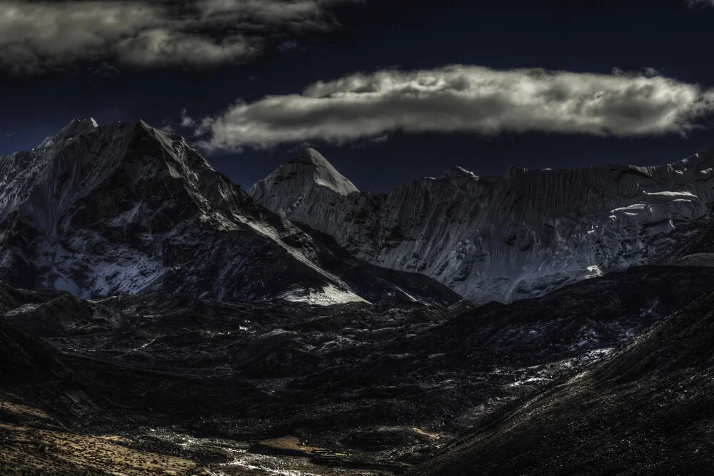 Iron forge & barren moon - fotokunst von Regis Boileau