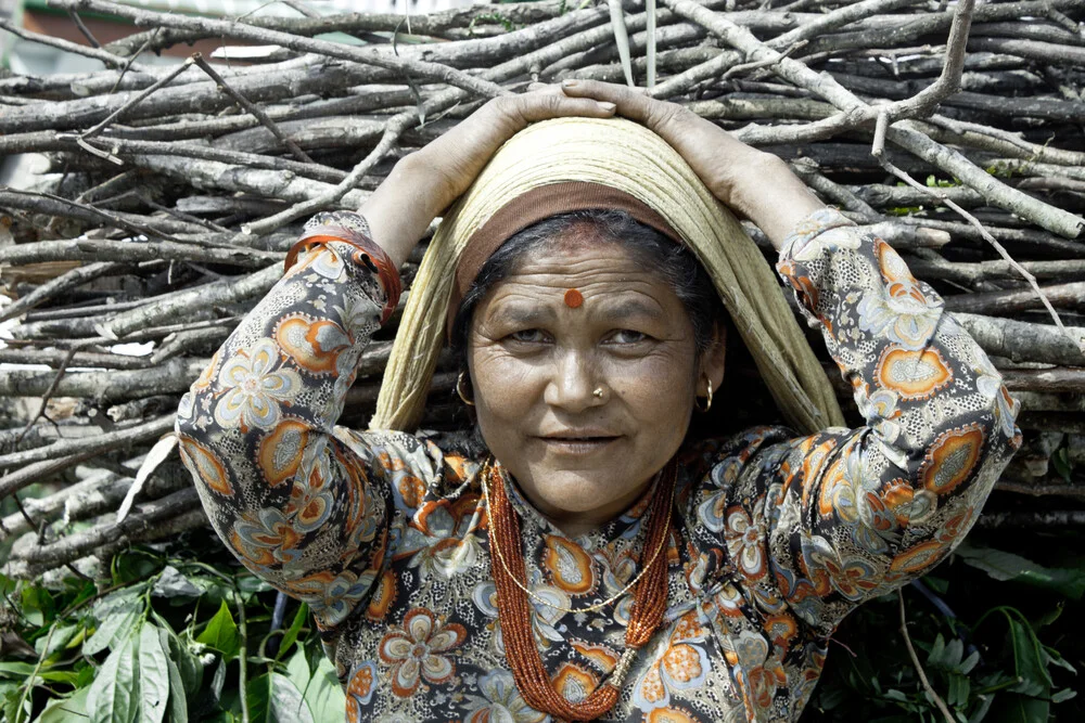 Lady Carrying Wood - fotokunst von Tom Sabbadini