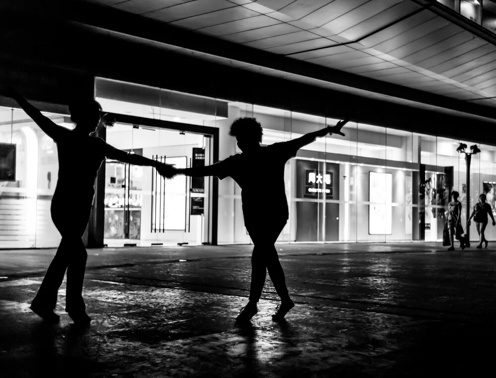 street dancing - fotokunst von Rob Smith