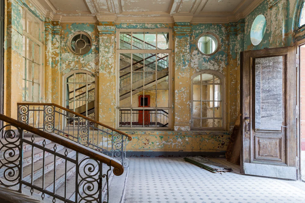 Treppenhaus in einem zerfallenden Gebäude - fotokunst von Sven Olbermann