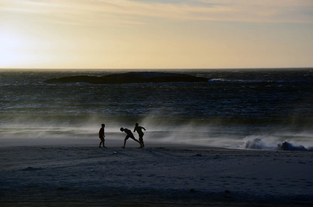 Children at the beach - Fineart photography by Gabriele Spörl