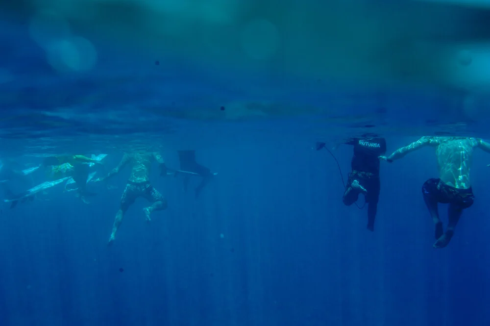 Surfer warten auf die Welle - fotokunst von Lars Jacobsen