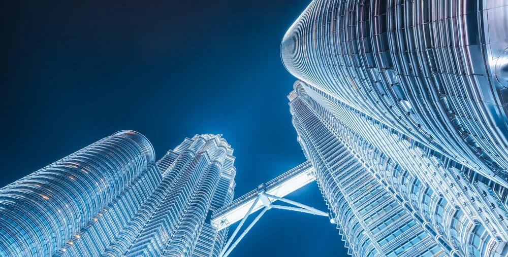 Malaysia - Kuala Lumpur Petronas Towers - fotokunst von Jean Claude Castor