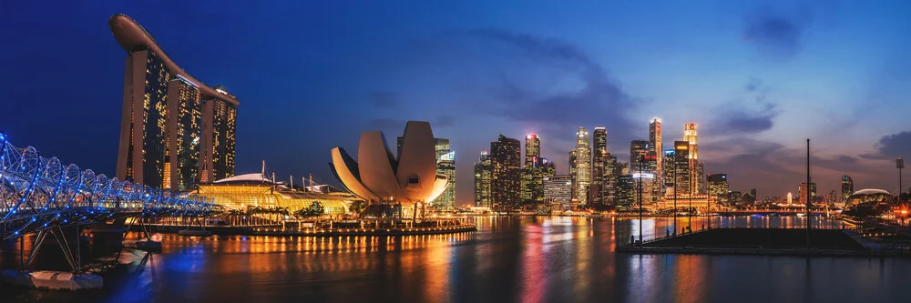 Singapur - Skyline zur blauen Stunde - fotokunst von Jean Claude Castor