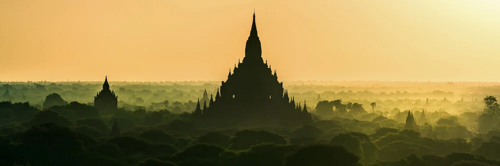 Burma - Bagan bei Sonnenaufgang | Panorama - fotokunst von Jean Claude Castor