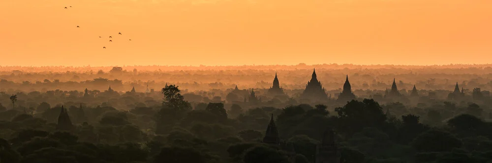 Burma - Bagan im Morgenrot - fotokunst von Jean Claude Castor