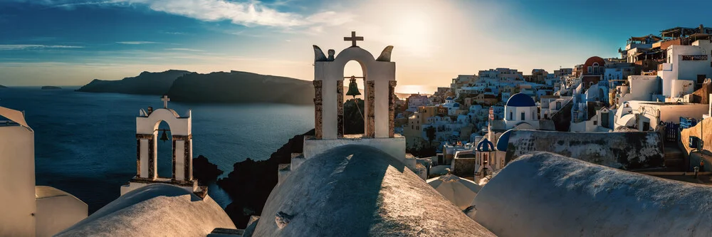 Santorini - Oia Panorama bei Sonnenuntergang - fotokunst von Jean Claude Castor