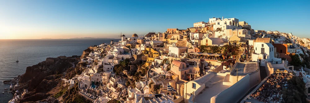 Santorini - Oia Panorama bei Sonnenuntergang #2 - fotokunst von Jean Claude Castor