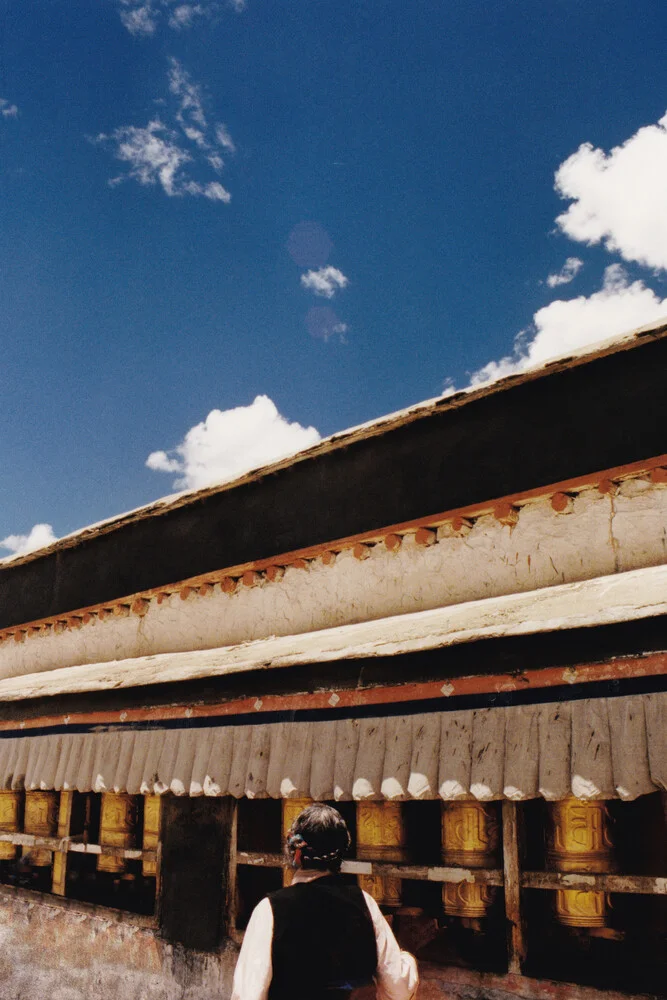 Prayer wheels, Tibet, 2002 - fotokunst von Eva Stadler