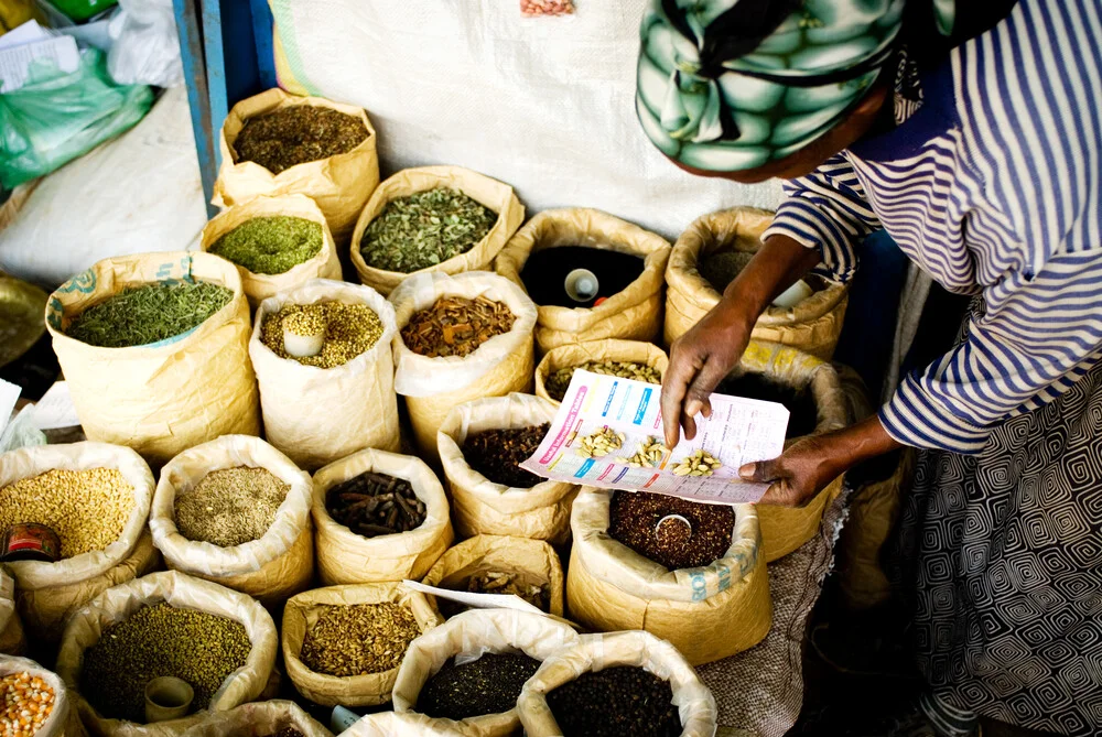 Buying spicies - fotokunst von Bénédicte Salzes