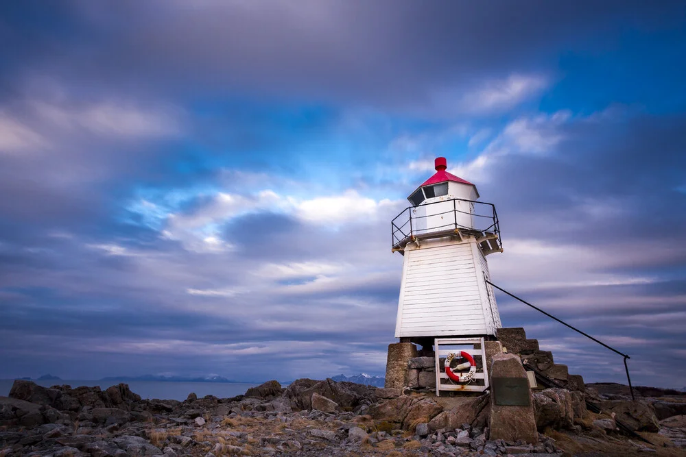 Leuchtturm in Laukvik - fotokunst von Stefan Schurr