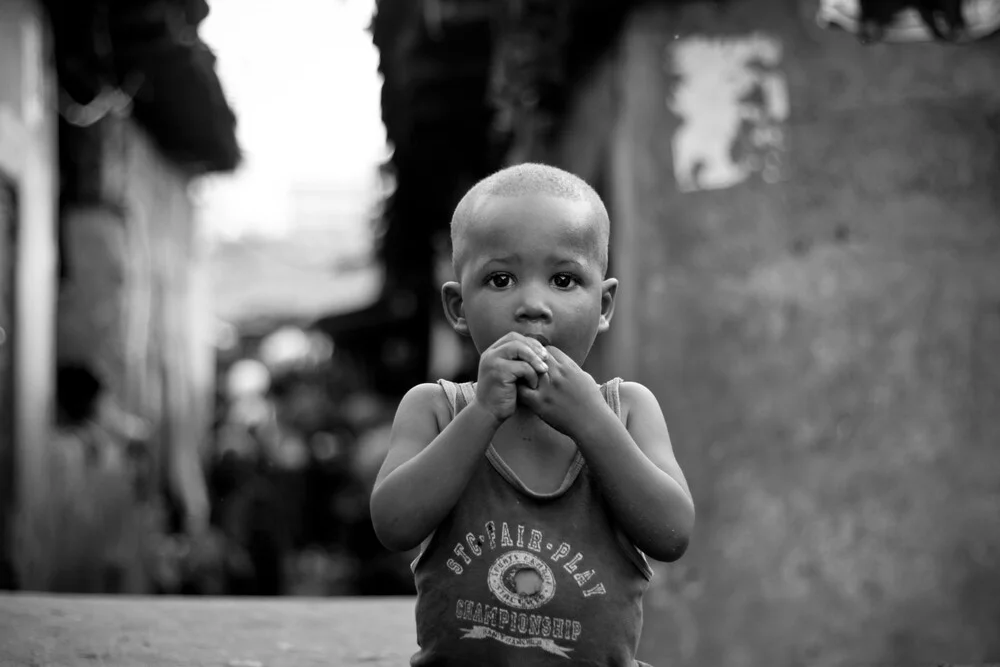 Kroo Bay Boy - fotokunst von Tom Sabbadini