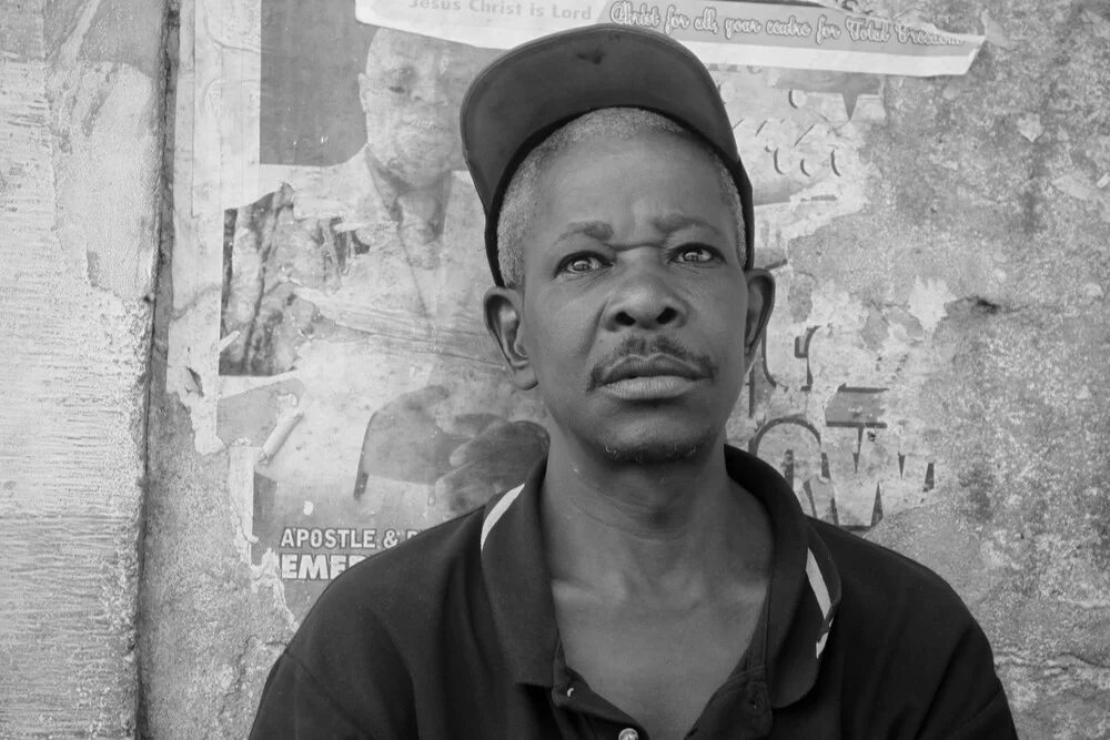 Freetown Man - fotokunst von Tom Sabbadini