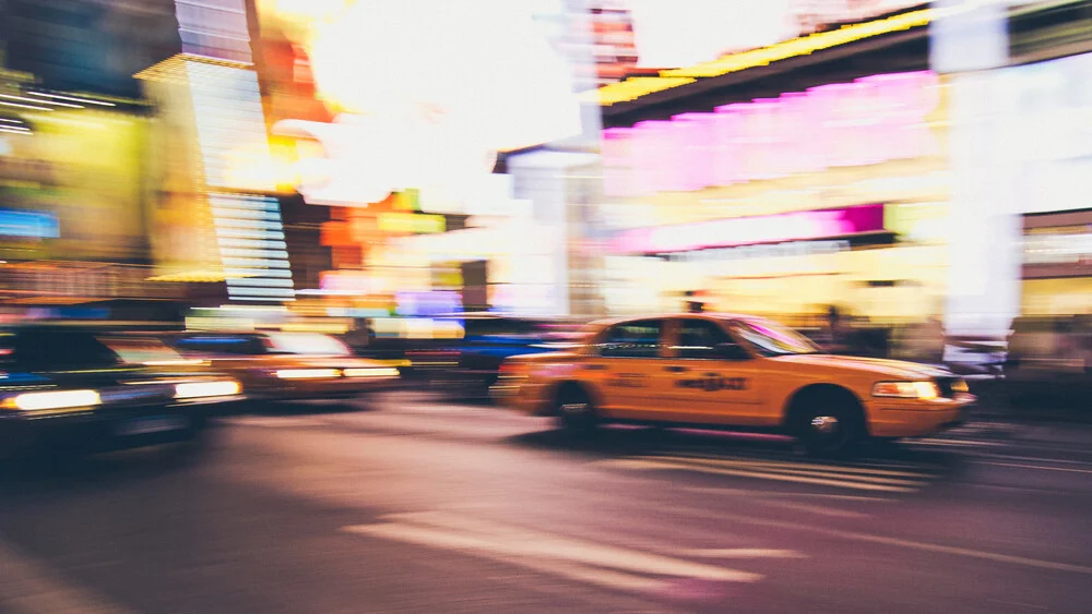 Taxi at Times Square - fotokunst von Thomas Richter