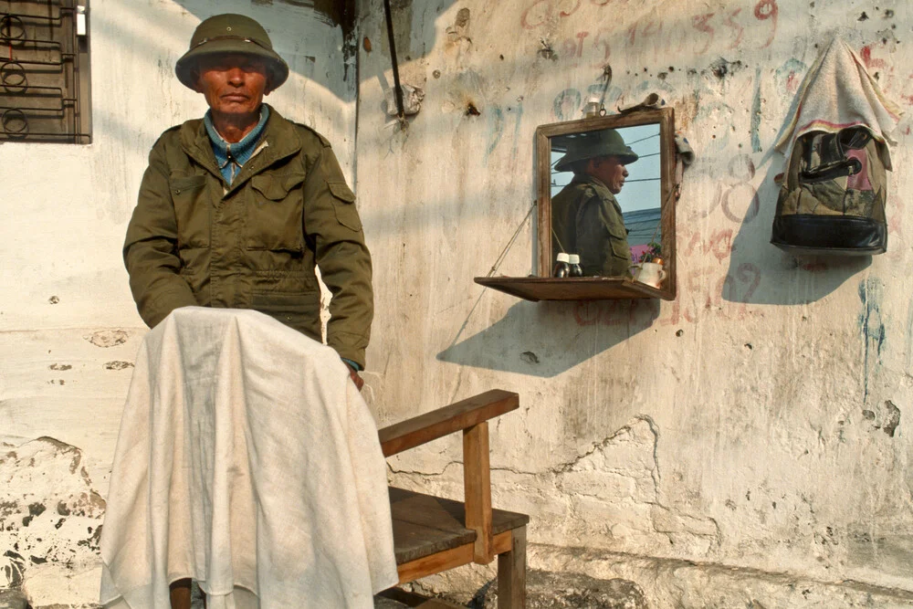 Strassenfriseur in Hanoi - Vietnam - fotokunst von Silva Wischeropp