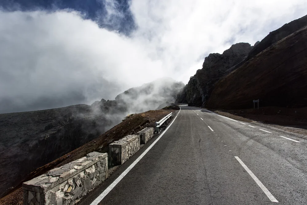 Fahrt in die Wolken auf La Palma - fotokunst von Angelika Stern