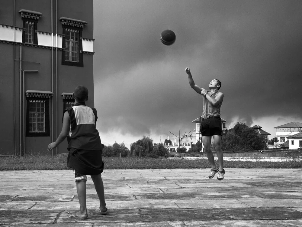 Junge Mönche verlobten sich glücklich in einem Basketballspiel - Fineart photography by Jagdev Singh