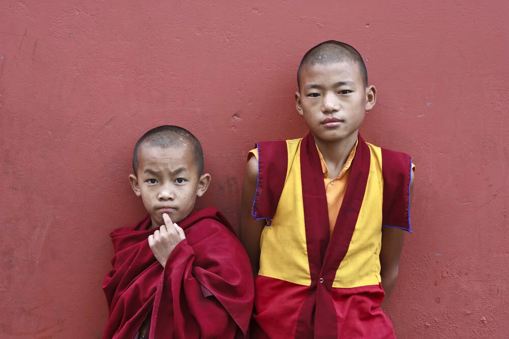 Zwei süße Mönche in Frieden - Fineart photography by Jagdev Singh