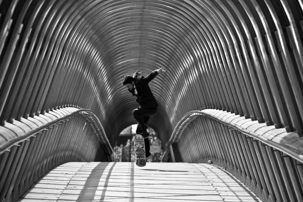 suit skateboarding in Paris - fotokunst von Thibault Delhoume