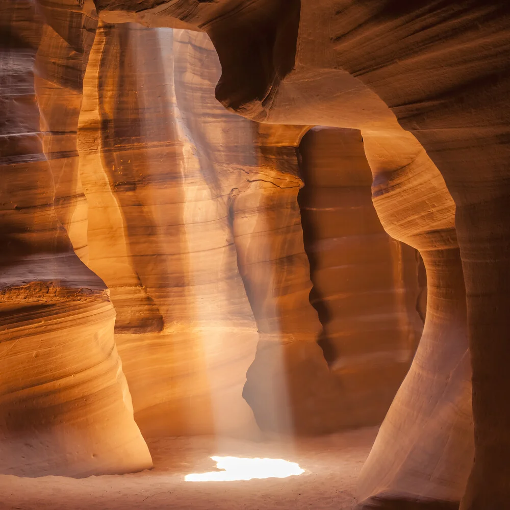 ANTELOPE CANYON Lichtsäule - fotokunst von Melanie Viola