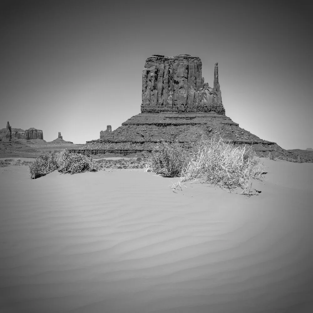 MONUMENT VALLEY West Mitten Butte schwarz-weiß - fotokunst von Melanie Viola