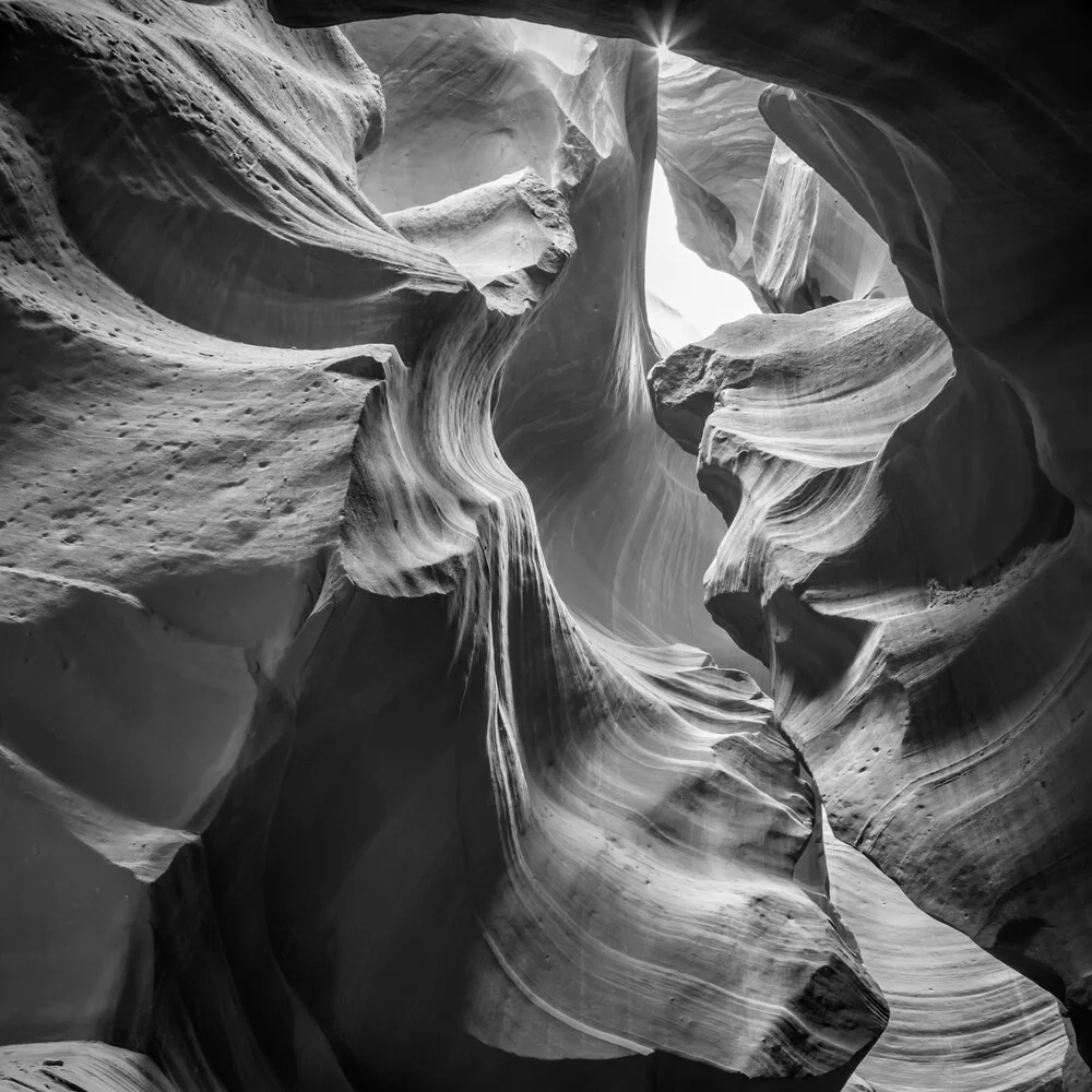 ANTELOPE CANYON Steinschichten schwarz-weiß - fotokunst von Melanie Viola