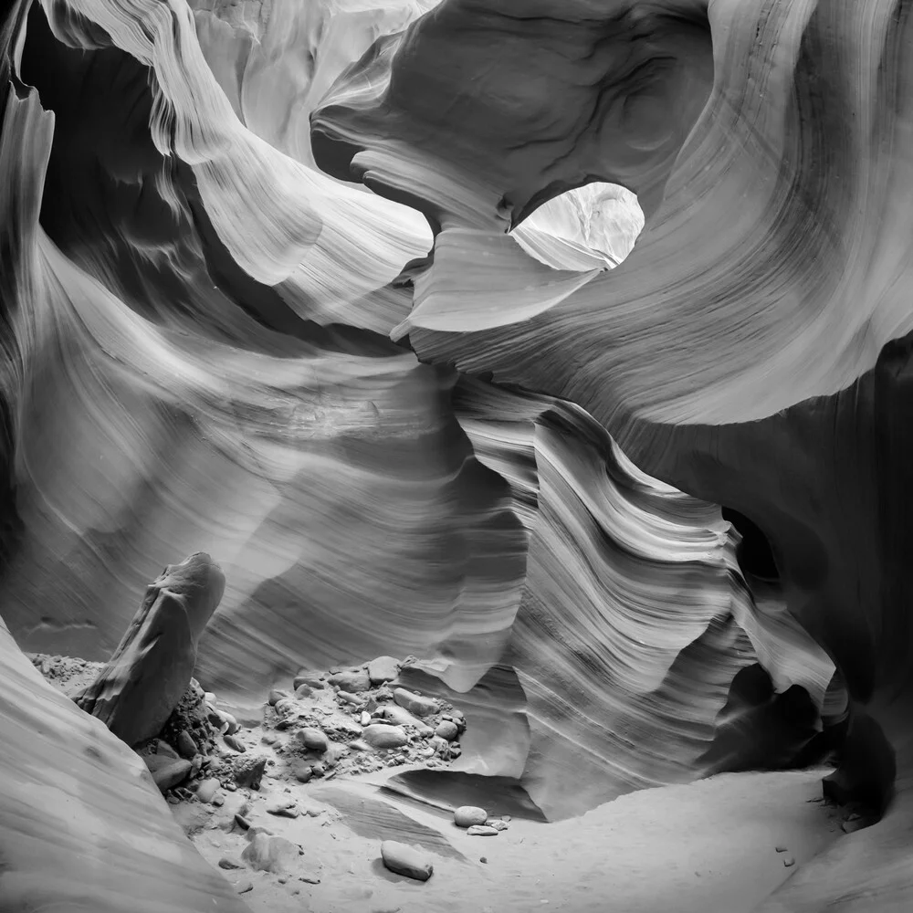 ANTELOPE CANYON Steinformation schwarz-weiß - fotokunst von Melanie Viola