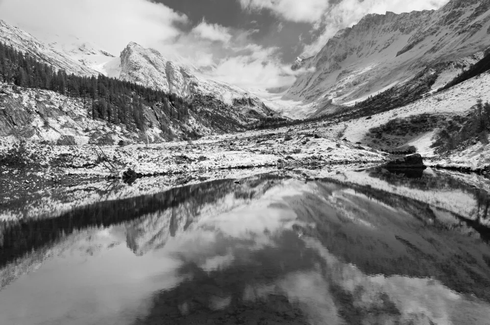 Kurzer Wintereinbruch im Mai am Grundsee im Lötschental (Wallis) - Fineart photography by Rainer Kohlrusch