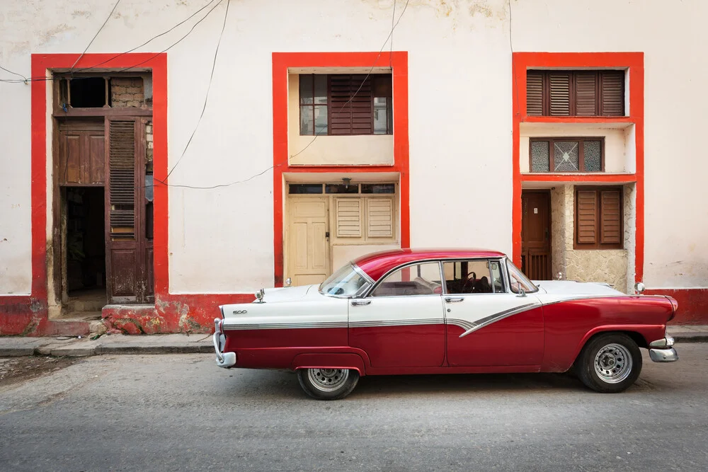 Red classic car, Havanna - fotokunst von Eva Stadler