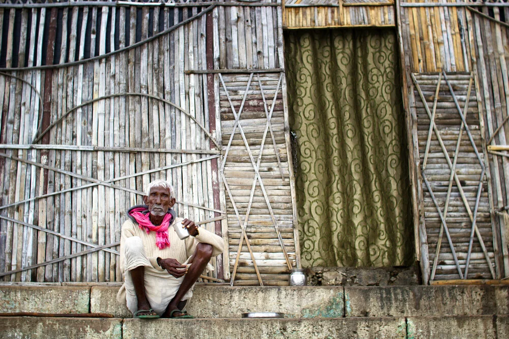 Alter Mann in Varanasi - fotokunst von Victoria Knobloch