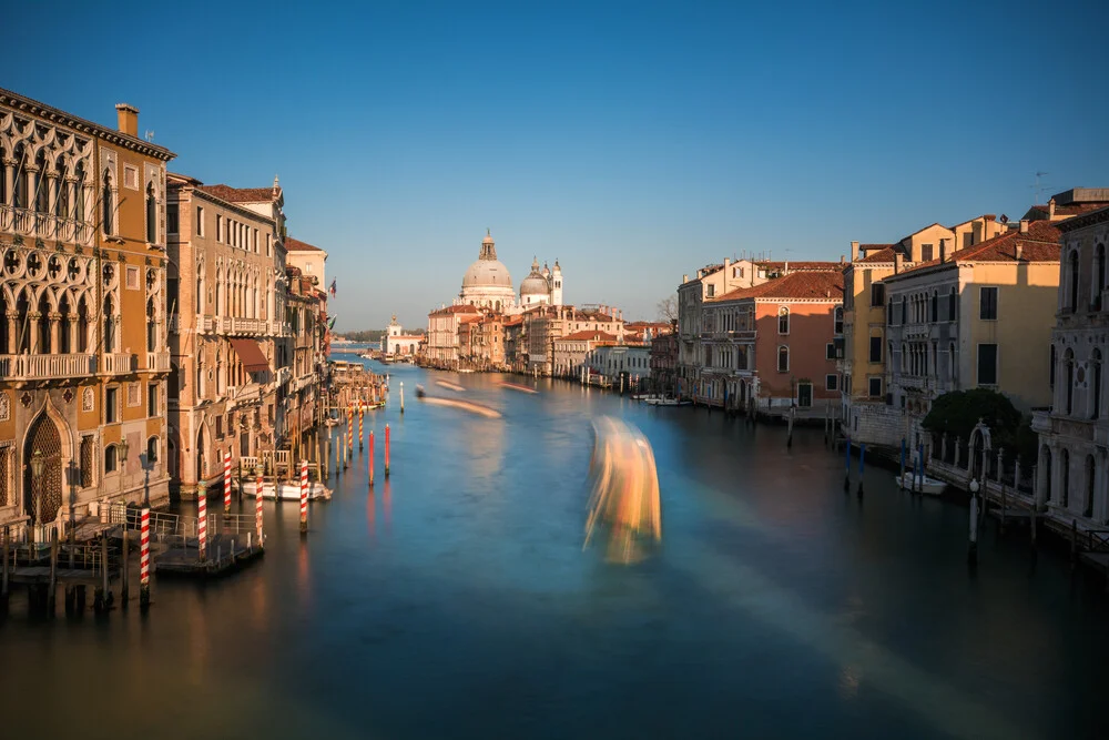 Venedig - Canal Grande im Abendlicht - fotokunst von Jean Claude Castor