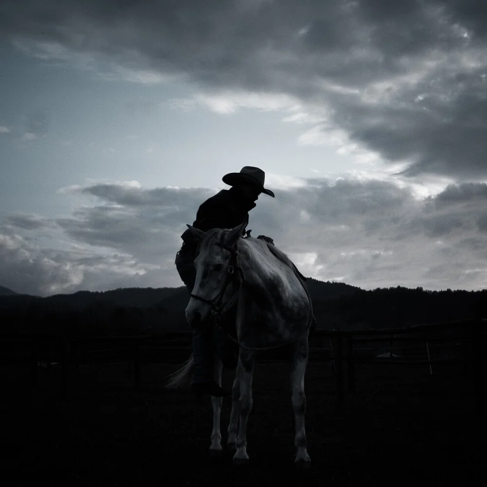 horseman's silhouette - fotokunst von Raffaella Castagnoli