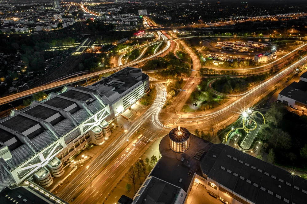 Urban Spaceship - fotokunst von Vladan Radivojac