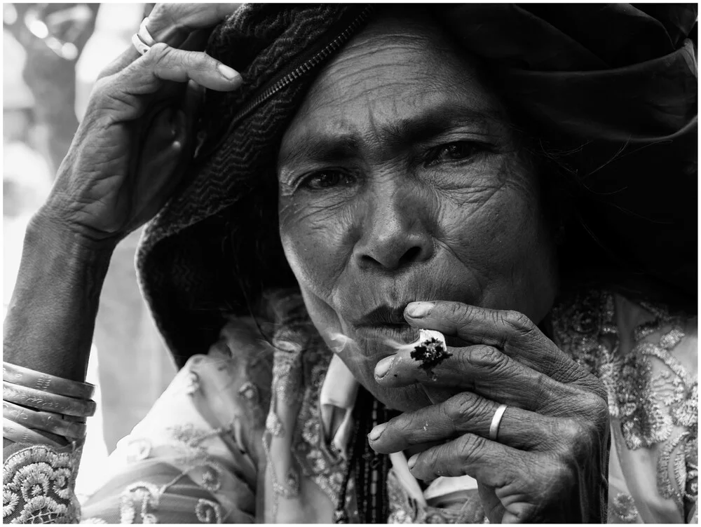 Timorese woman smoking - fotokunst von Ricardo Spencer