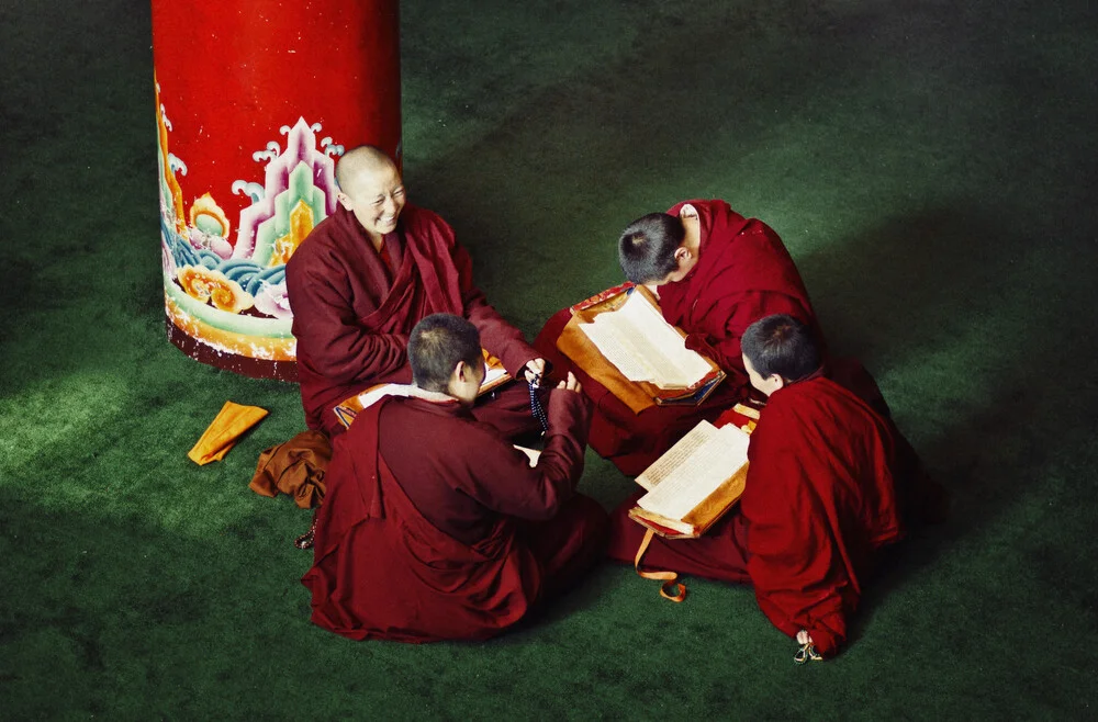 Nuns having fun at Larung Gar - fotokunst von Victoria Knobloch