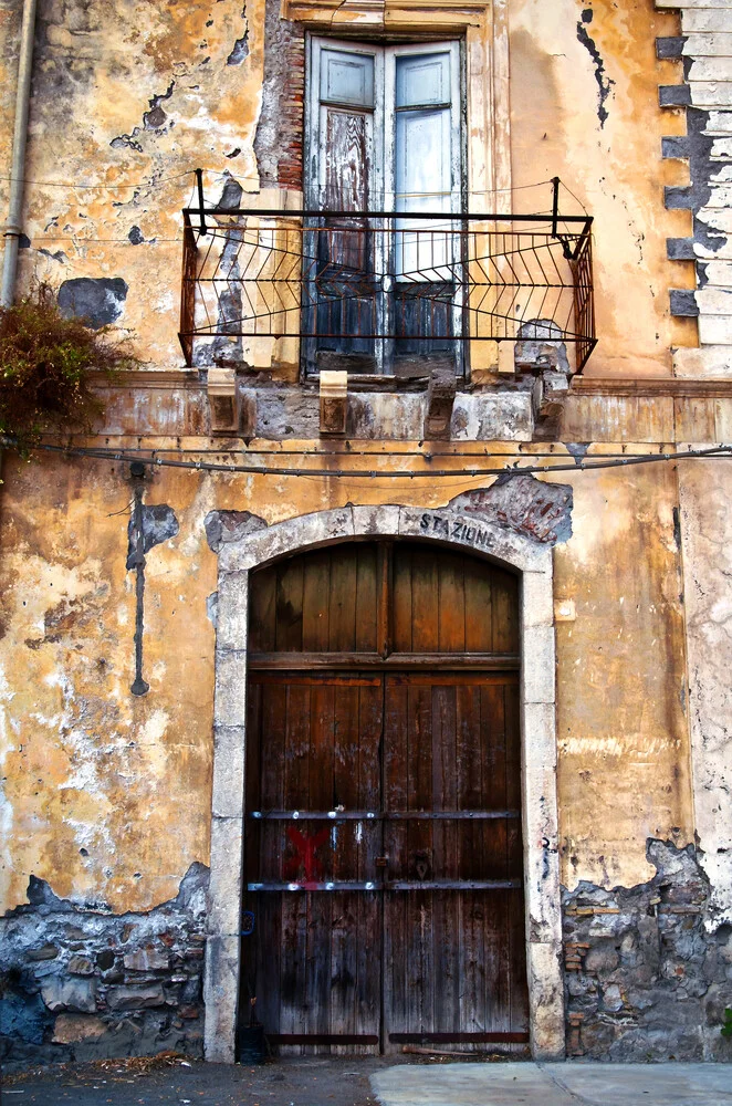 Sizilianische Fassade an der Ostküste - fotokunst von Silva Wischeropp