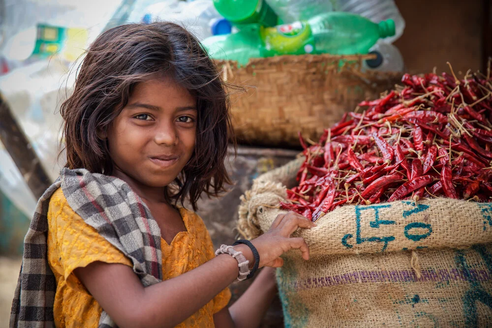 Girl with Chillies - fotokunst von Miro May