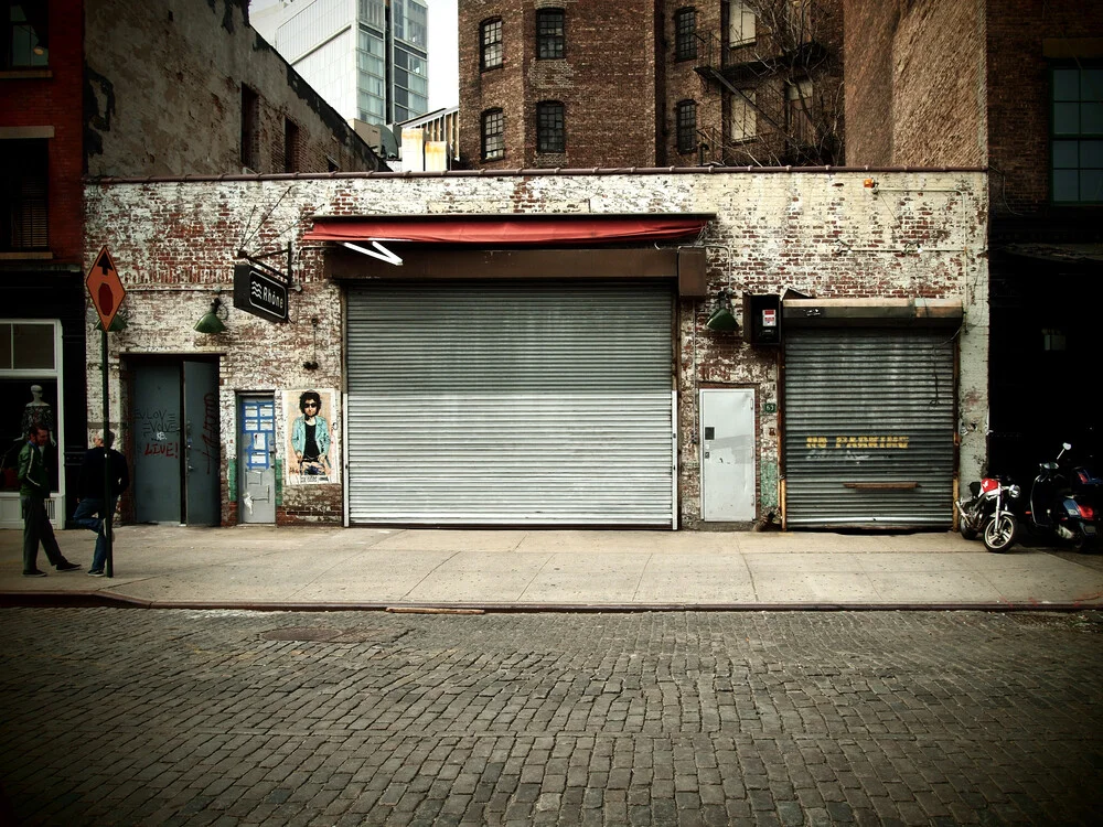 red awning - fotokunst von Kay Block