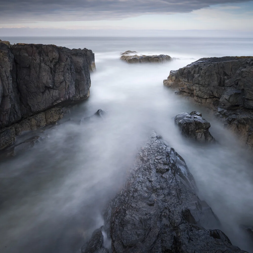 Bamburgh Rock Study 1 - fotokunst von Ronnie Baxter