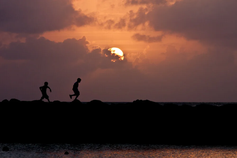 Boys at Sunset - fotokunst von Tom Sabbadini