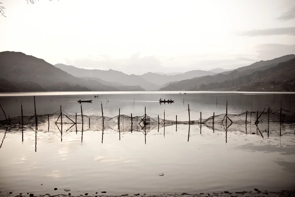 Phewa Lake - fotokunst von Tom Sabbadini