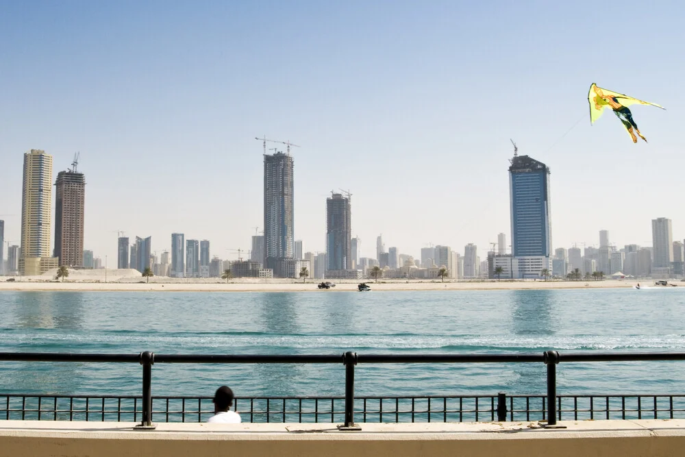 Skyline von Dubai und Drachen - Fineart photography by Daniel Schoenen